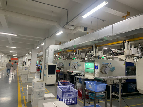 注塑廠安裝星科工業(yè)省電空調(diào)-立式管道機(jī)