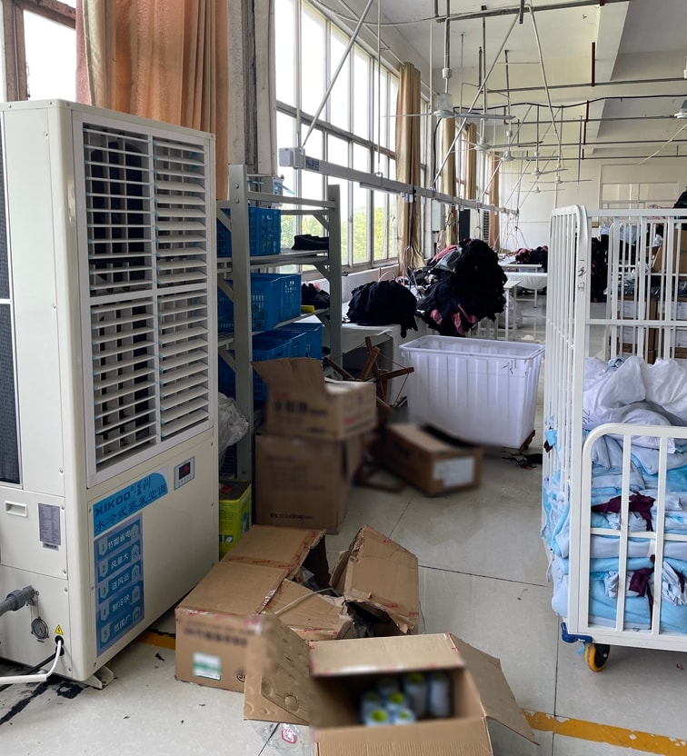 制衣廠整體降溫，應(yīng)用蒸發(fā)冷省電空調(diào)-立式軸流雙風(fēng)口空調(diào)機(jī)組
